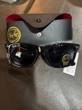 Ray-Ban Black Wayfarer-Style Men’s Sunglasses with Dark Lenses